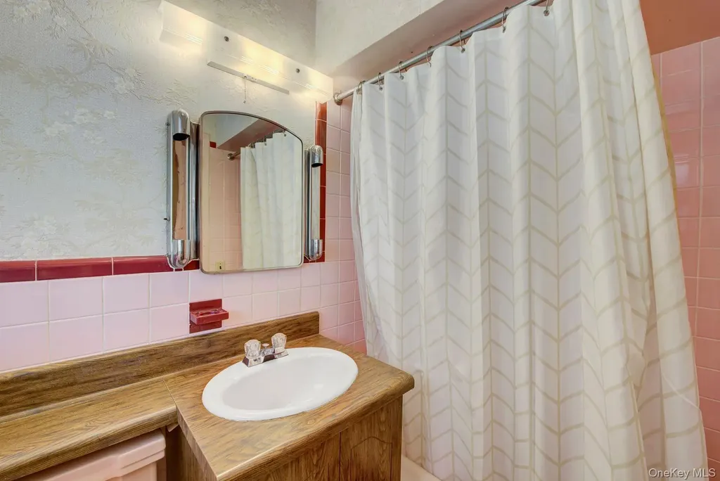 28 Picardy Lane Laurel Hollow NY 11791