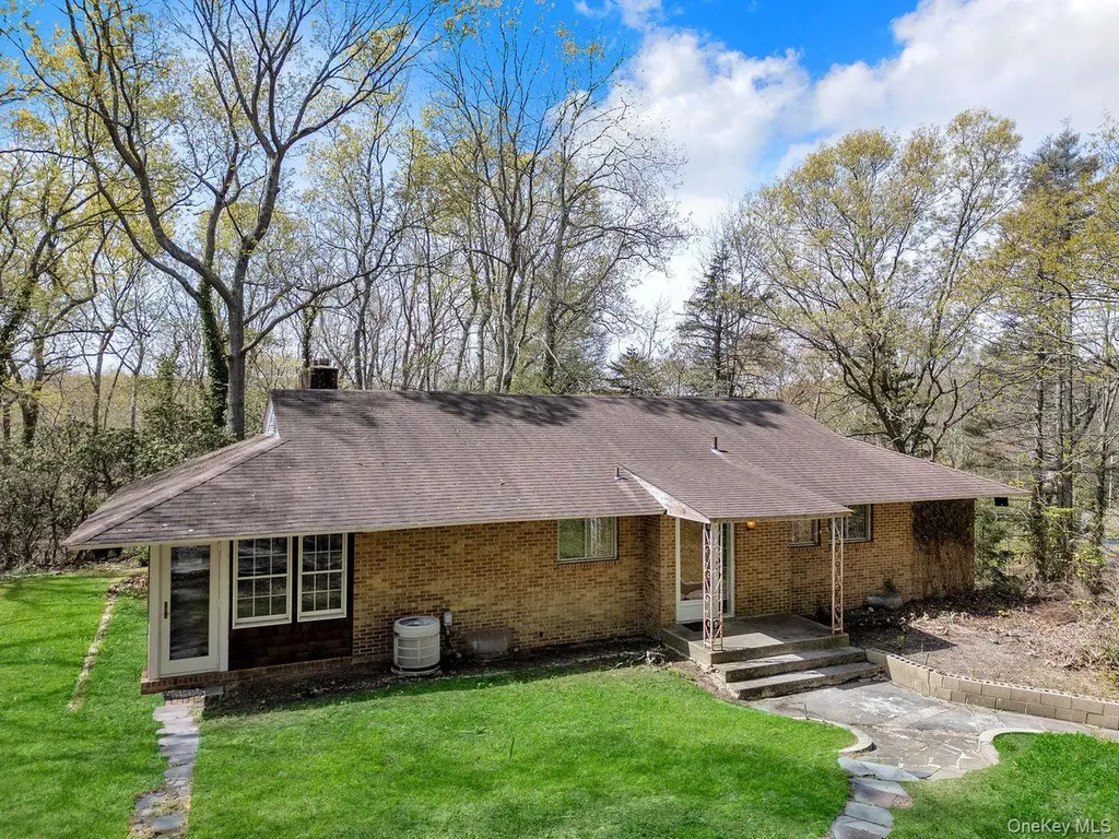 28 Picardy Lane Laurel Hollow NY 11791