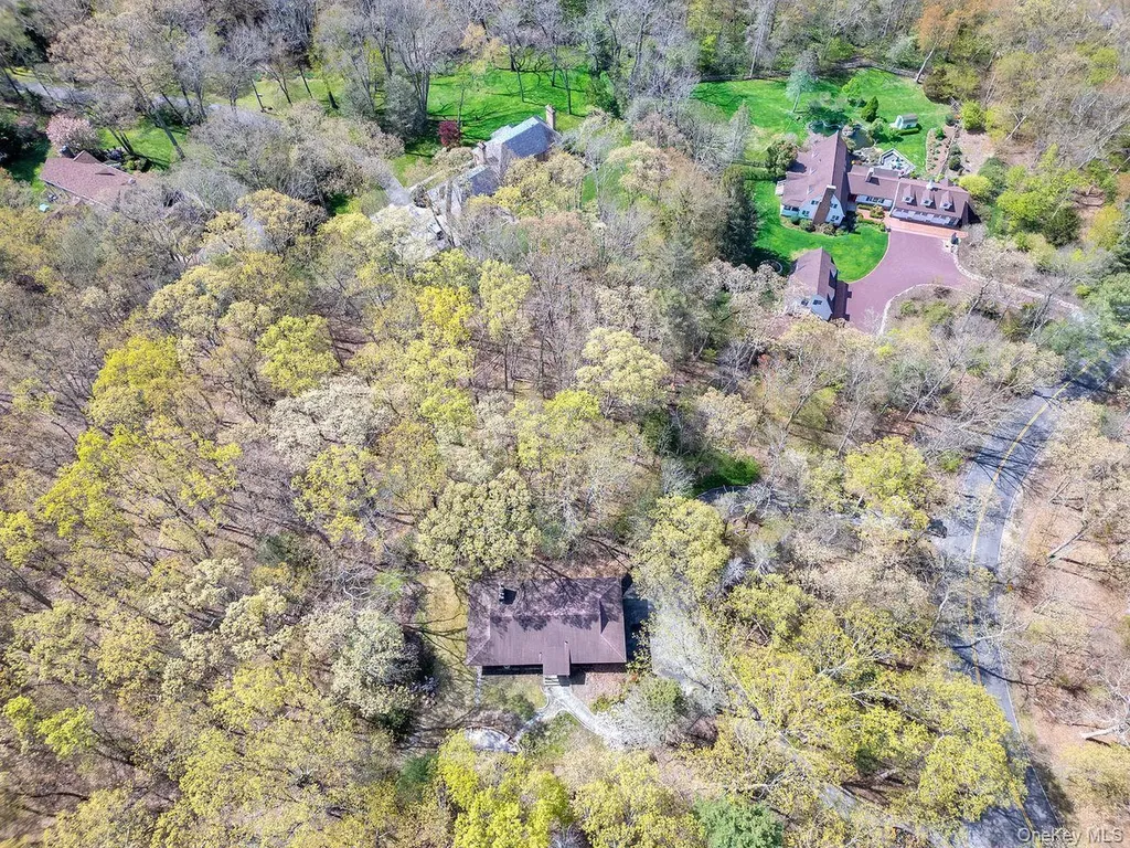 28 Picardy Lane Laurel Hollow NY 11791