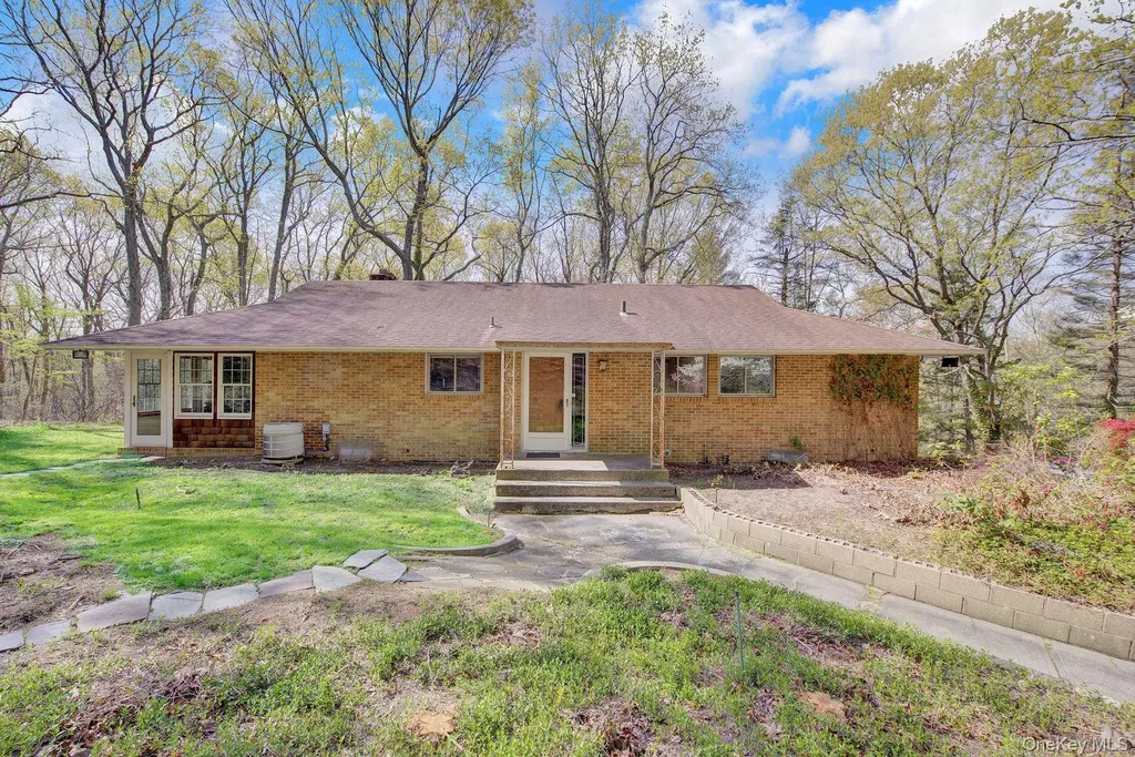 28 Picardy Lane Laurel Hollow NY 11791