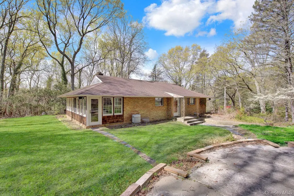 28 Picardy Lane Laurel Hollow NY 11791