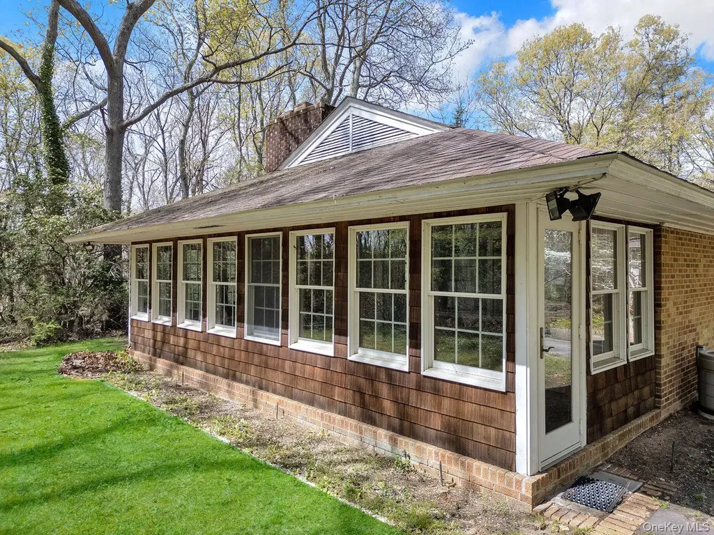 28 Picardy Lane Laurel Hollow NY 11791