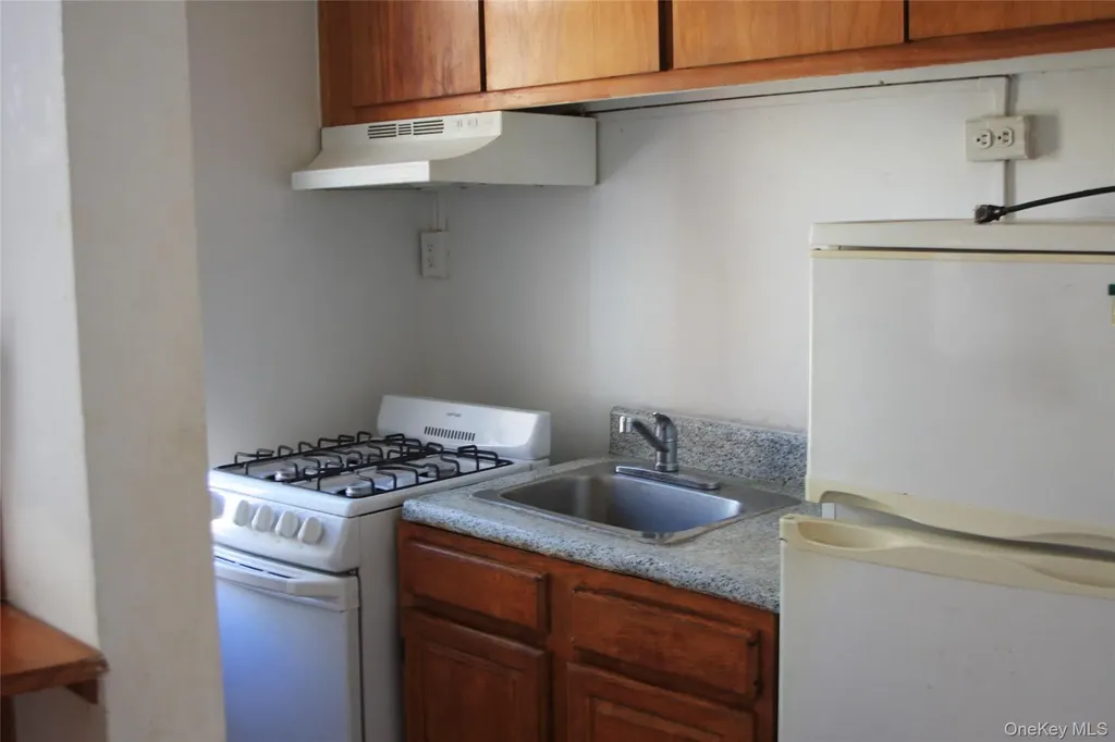 1332 Metropolitan Avenue Bronx NY 10462