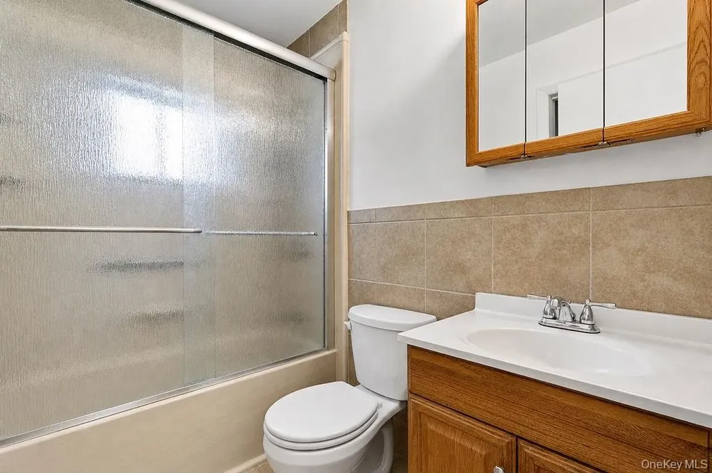 27 Jane Drive North Babylon NY 11703