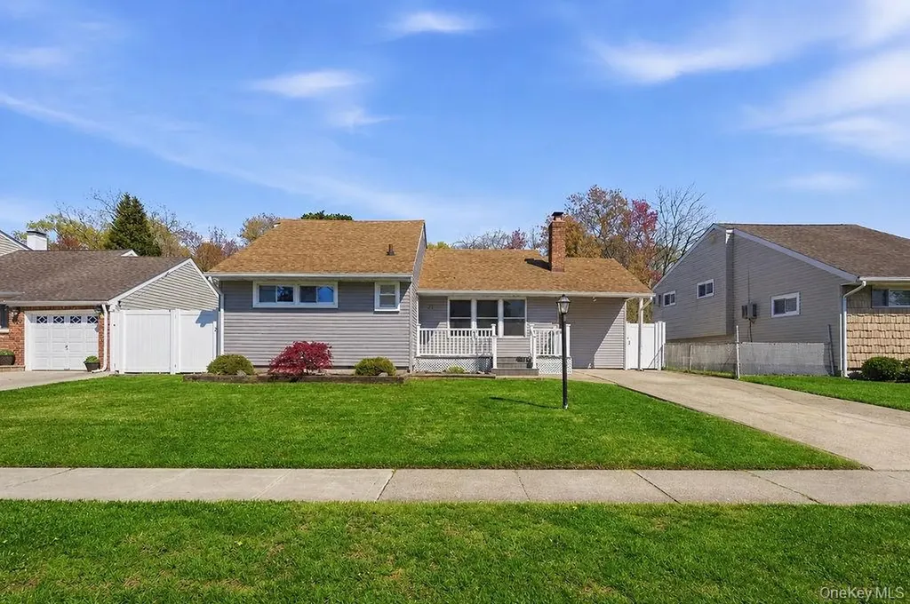 27 Jane Drive North Babylon NY 11703