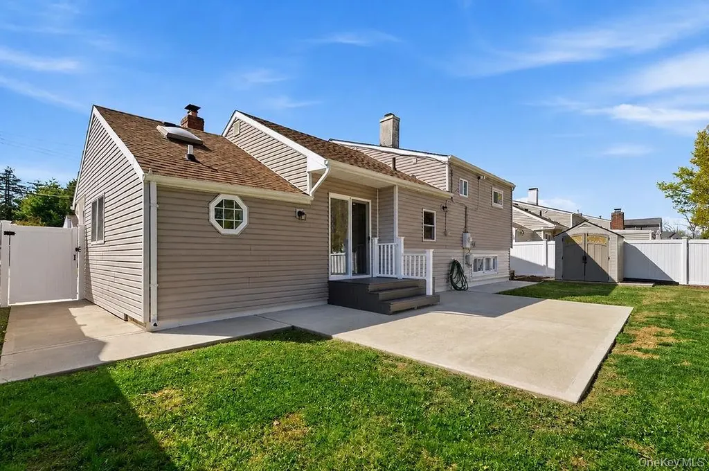 27 Jane Drive North Babylon NY 11703