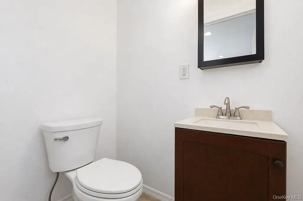 27 Jane Drive North Babylon NY 11703
