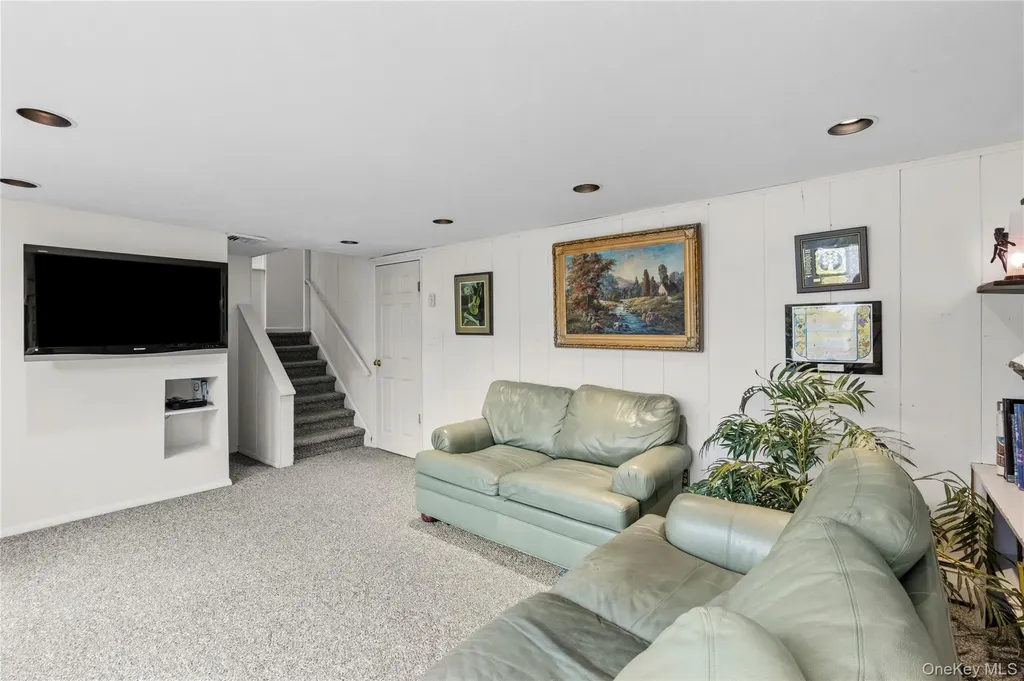 25 Hollywood Drive Plainview NY 11803