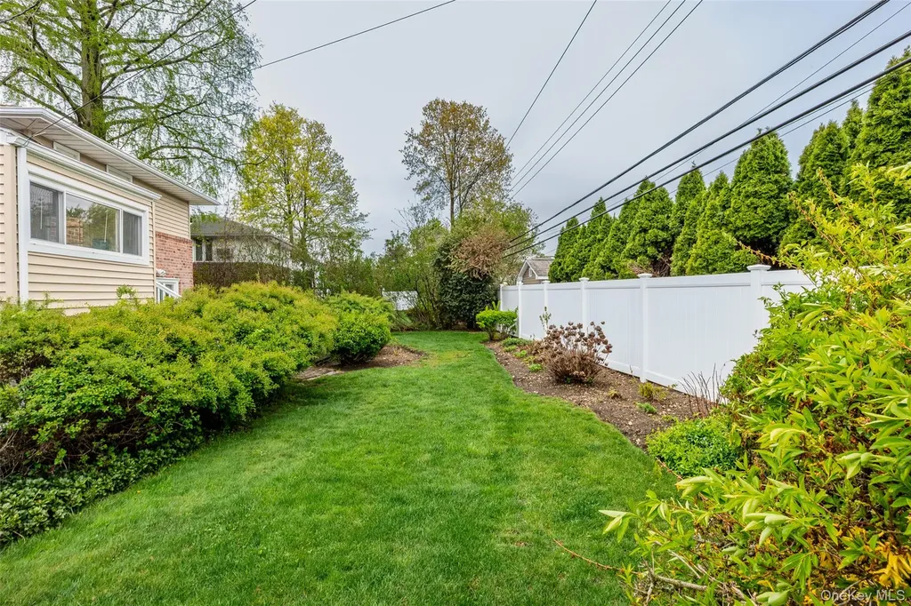 25 Hollywood Drive Plainview NY 11803