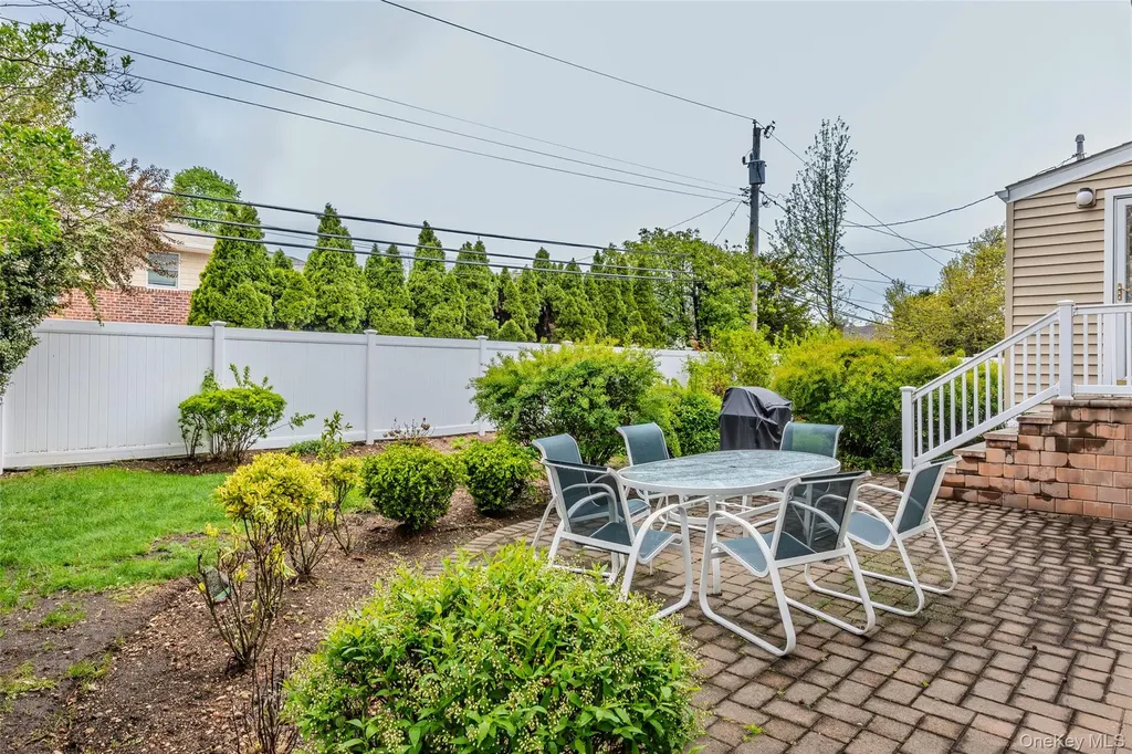 25 Hollywood Drive Plainview NY 11803