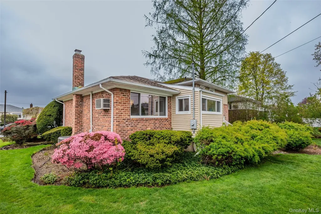 25 Hollywood Drive Plainview NY 11803