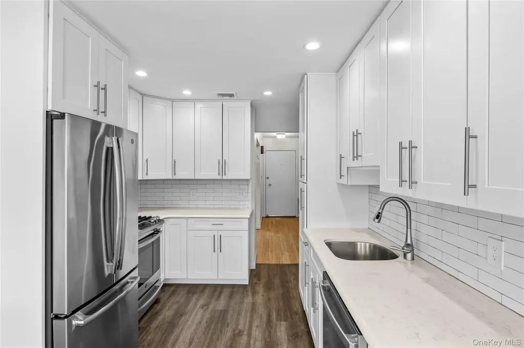 25 Hollywood Drive Plainview NY 11803