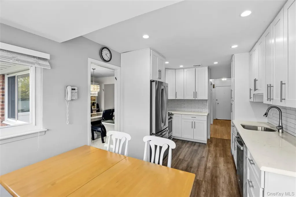 25 Hollywood Drive Plainview NY 11803