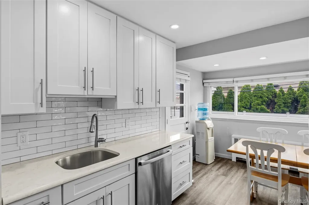 25 Hollywood Drive Plainview NY 11803