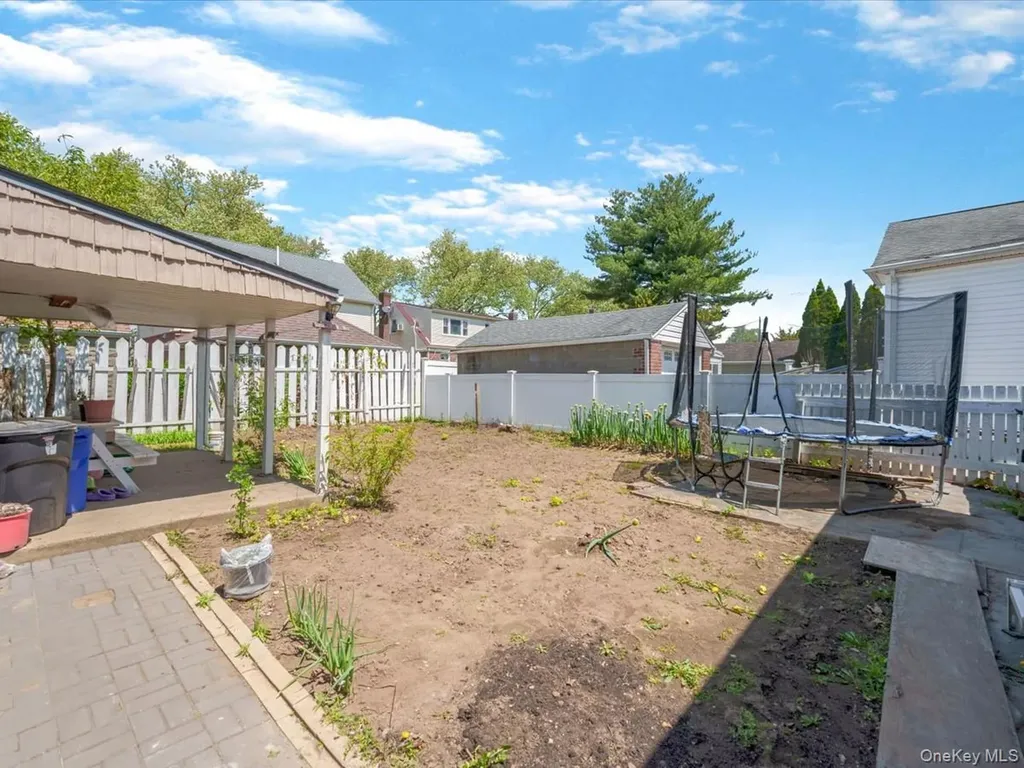35 79th Avenue New Hyde Park NY 11040
