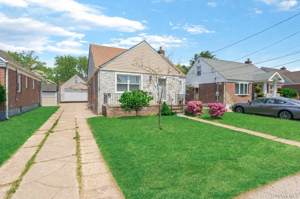 35 79th Avenue New Hyde Park NY 11040