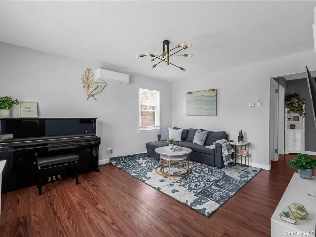 35 79th Avenue New Hyde Park NY 11040