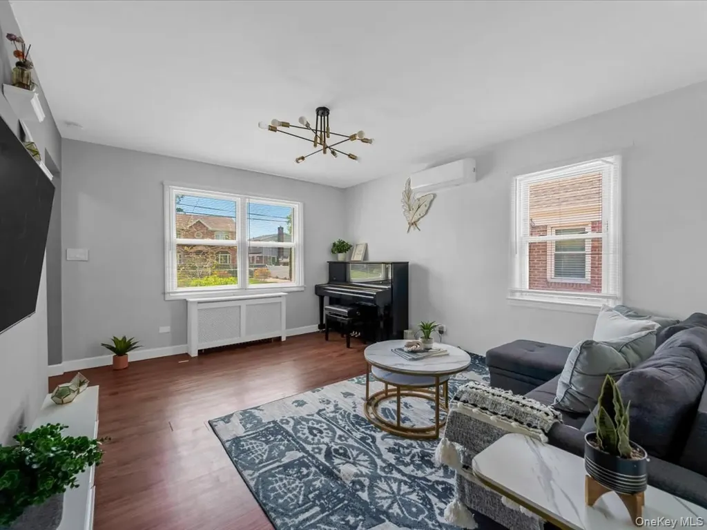 35 79th Avenue New Hyde Park NY 11040