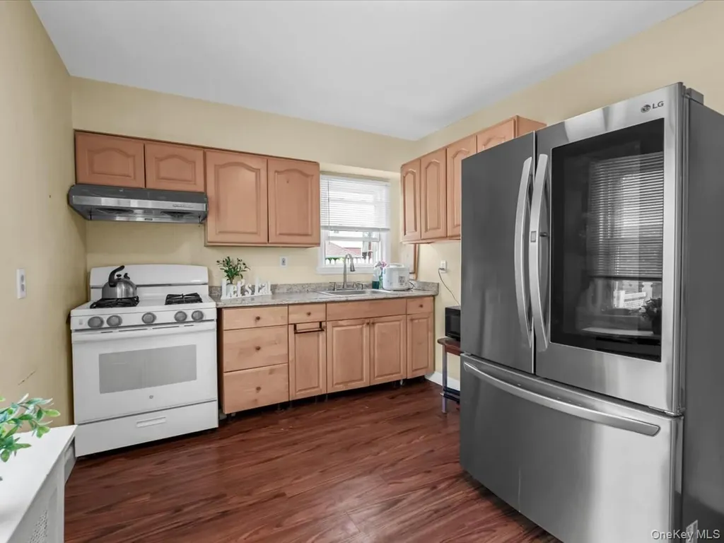 35 79th Avenue New Hyde Park NY 11040