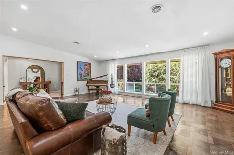 55 Rolling Hill Lane Old Westbury NY 11568