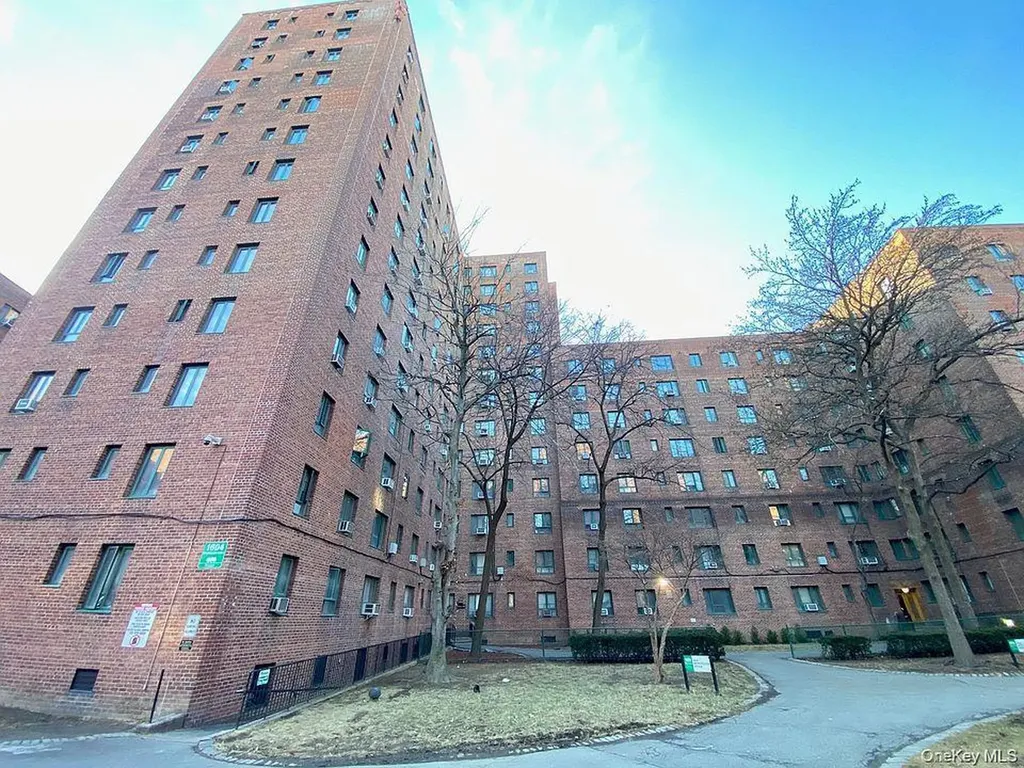 1604 Metropolitan Avenue Bronx NY 10462