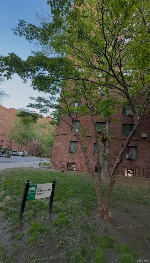1604 Metropolitan Avenue Bronx NY 10462