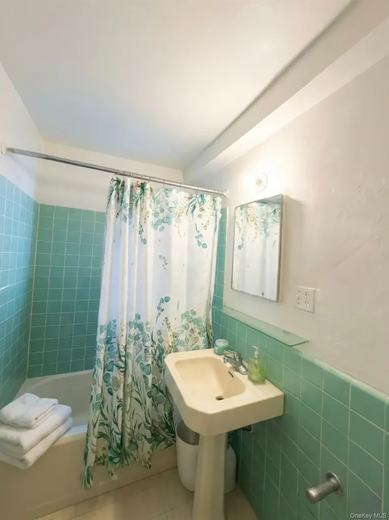 1604 Metropolitan Avenue Bronx NY 10462
