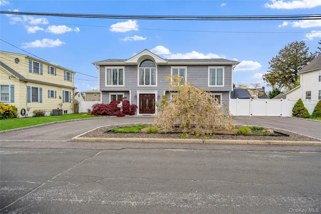 18 Ithaca Street Lindenhurst NY 11757