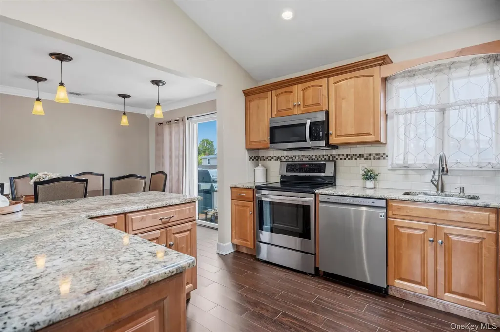 18 Ithaca Street Lindenhurst NY 11757