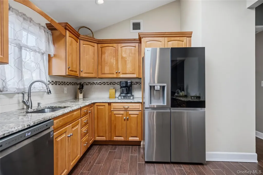 18 Ithaca Street Lindenhurst NY 11757