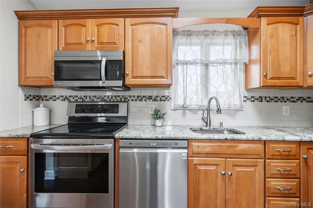 18 Ithaca Street Lindenhurst NY 11757