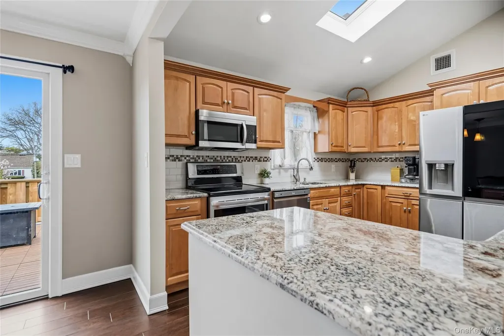 18 Ithaca Street Lindenhurst NY 11757