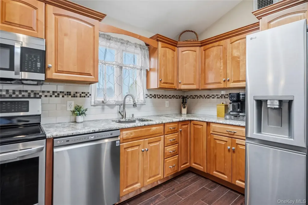18 Ithaca Street Lindenhurst NY 11757