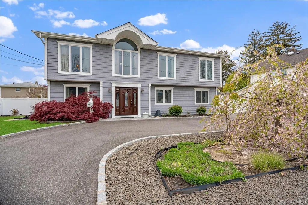 18 Ithaca Street Lindenhurst NY 11757