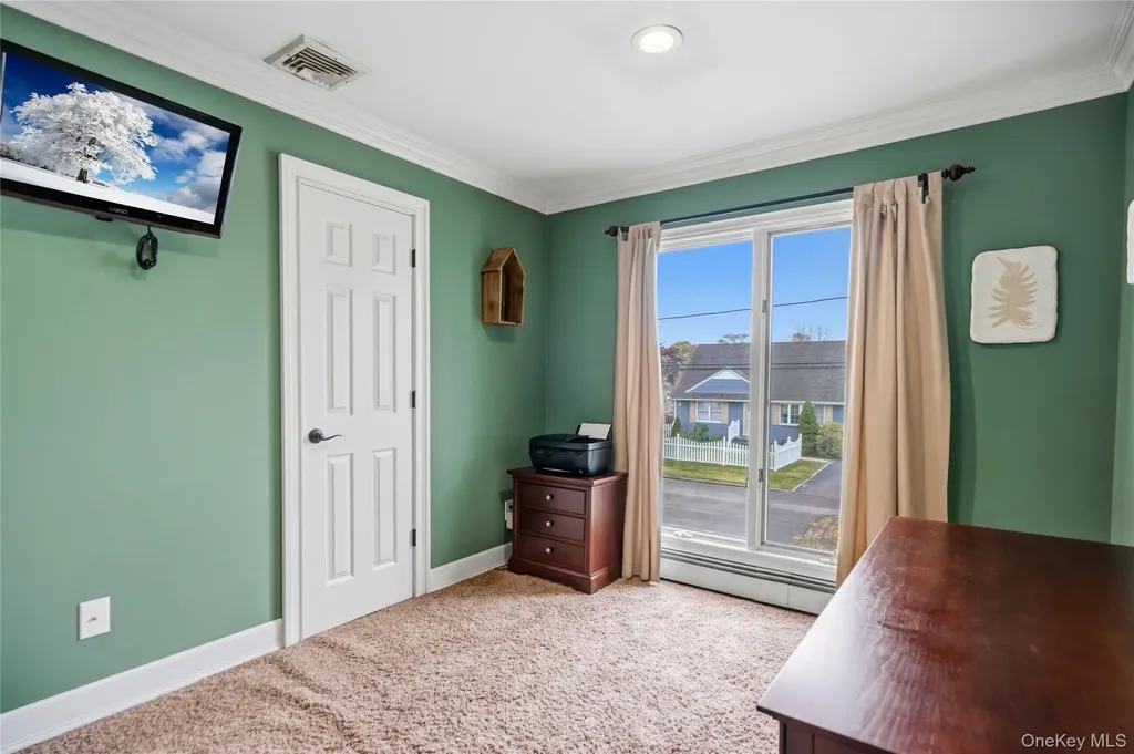 18 Ithaca Street Lindenhurst NY 11757