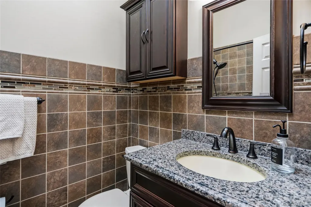 18 Ithaca Street Lindenhurst NY 11757