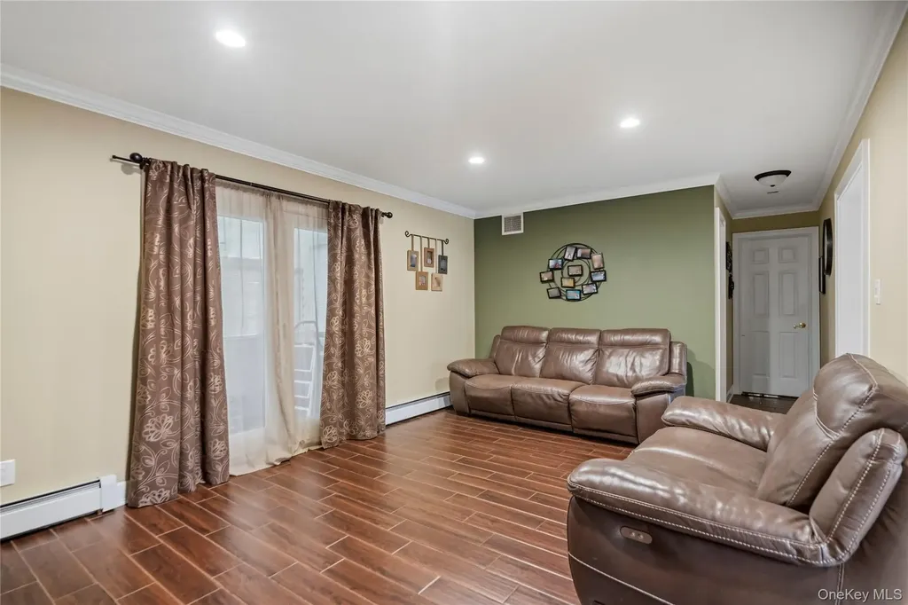 18 Ithaca Street Lindenhurst NY 11757