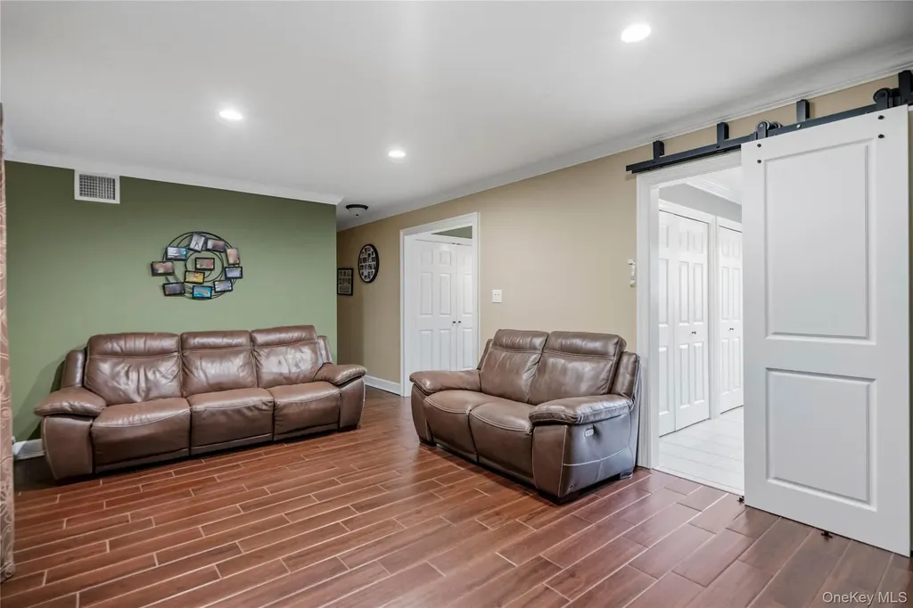 18 Ithaca Street Lindenhurst NY 11757