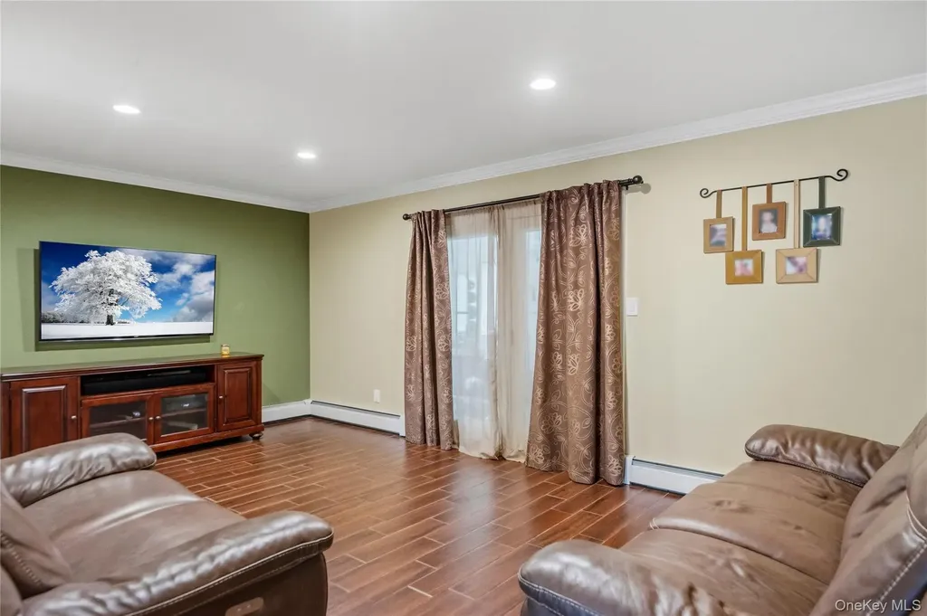 18 Ithaca Street Lindenhurst NY 11757