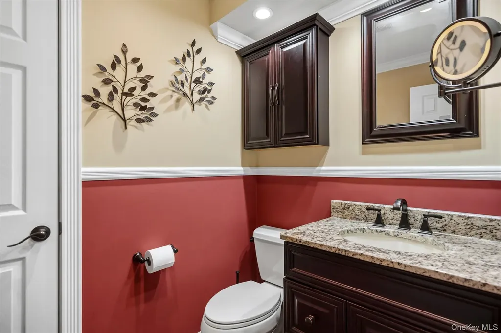 18 Ithaca Street Lindenhurst NY 11757