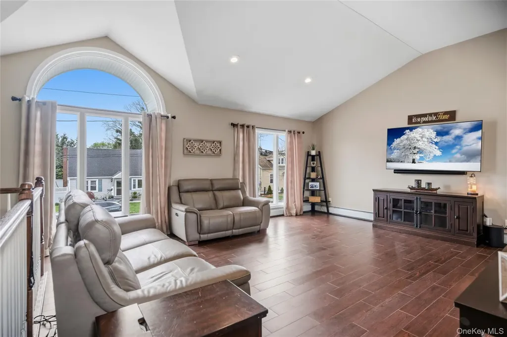 18 Ithaca Street Lindenhurst NY 11757