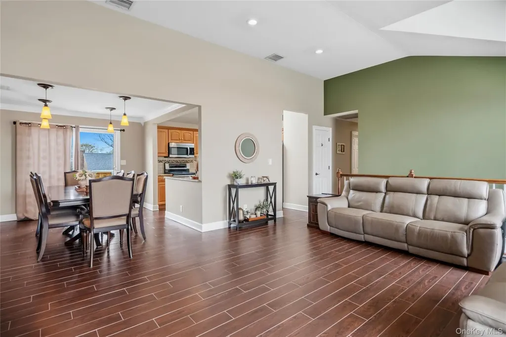 18 Ithaca Street Lindenhurst NY 11757