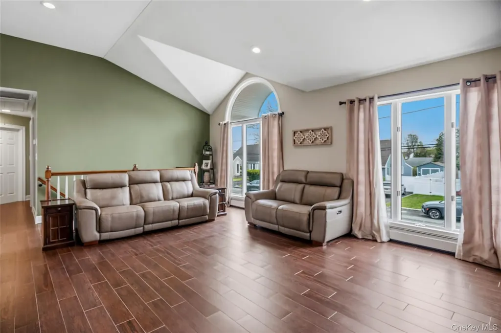 18 Ithaca Street Lindenhurst NY 11757