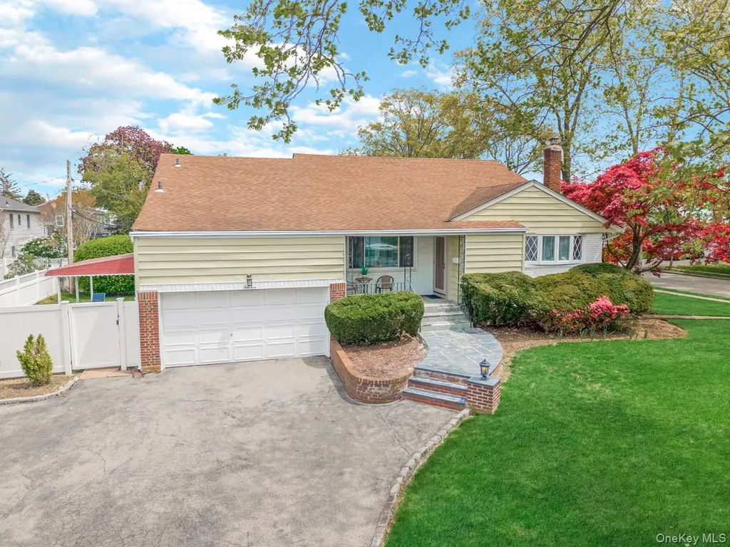 14 Greentree Circle Westbury NY 11590