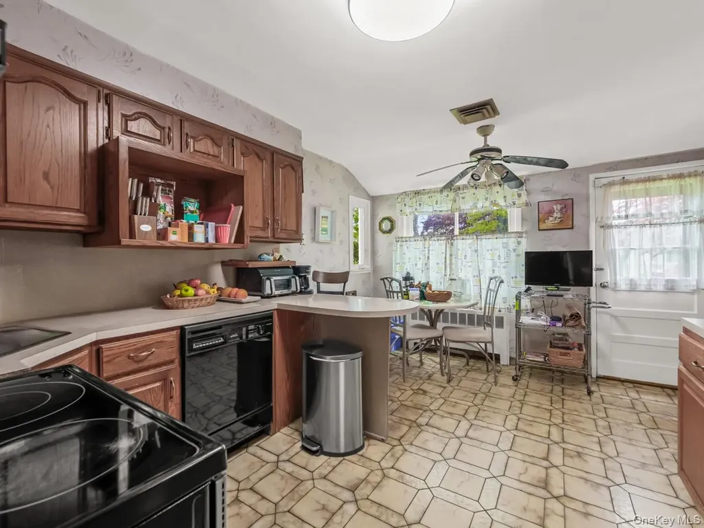 14 Greentree Circle Westbury NY 11590