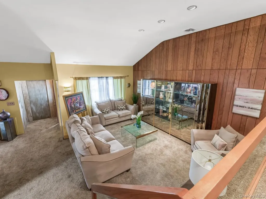 14 Greentree Circle Westbury NY 11590