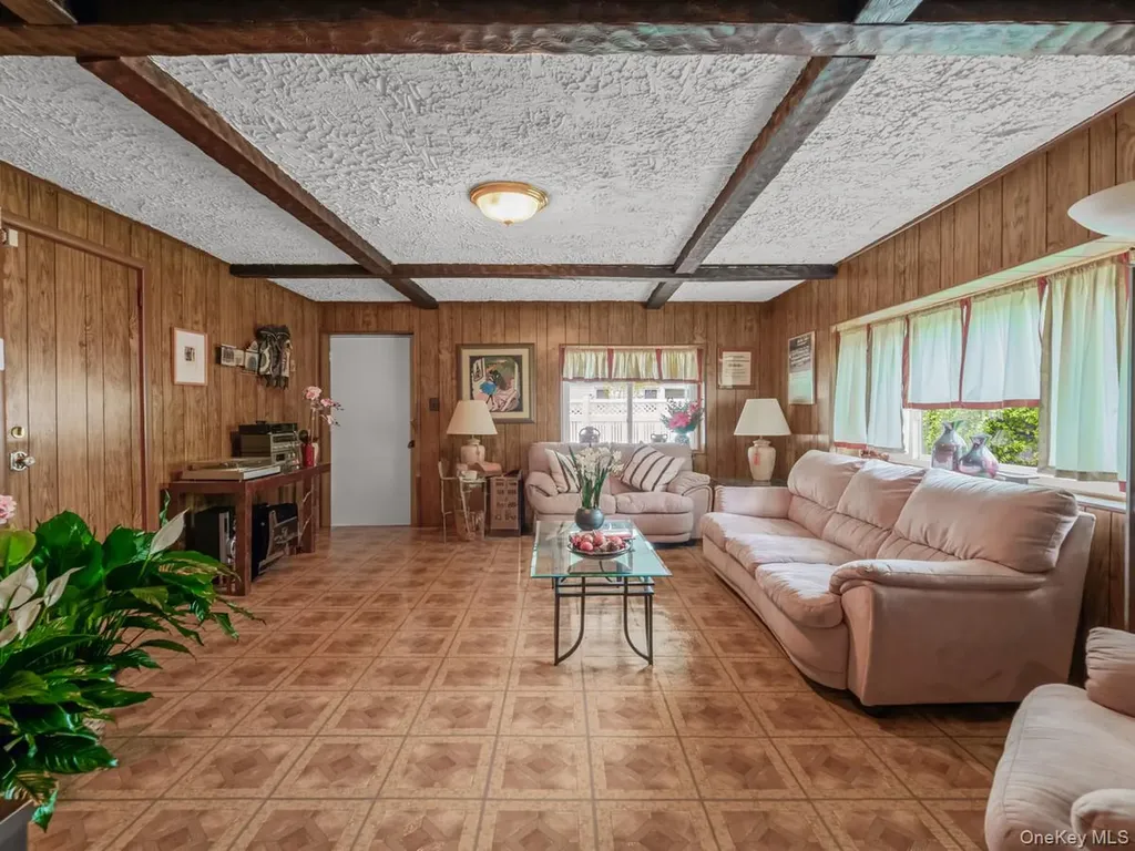 14 Greentree Circle Westbury NY 11590