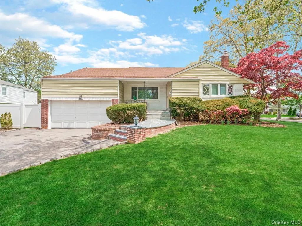 14 Greentree Circle Westbury NY 11590