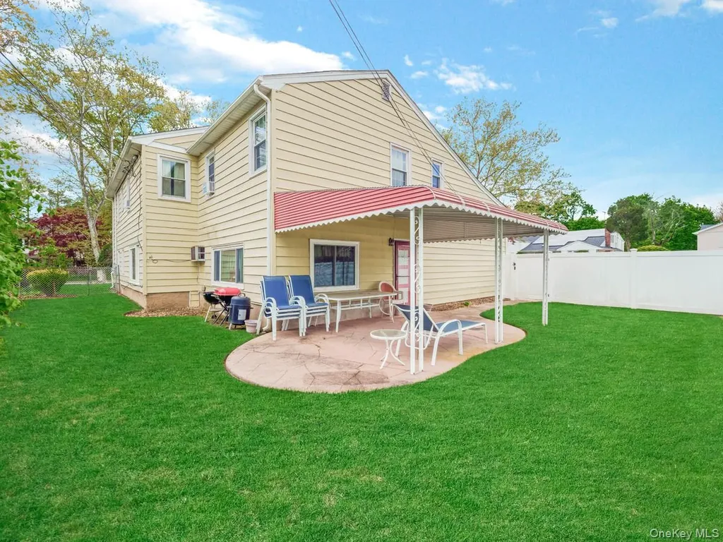 14 Greentree Circle Westbury NY 11590