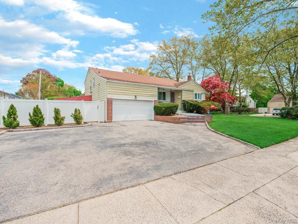 14 Greentree Circle Westbury NY 11590